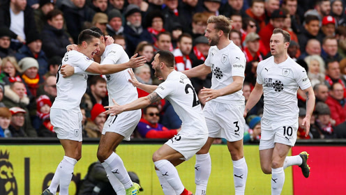 淘汰出局！总经理场边指挥引众怒 卖赵睿换场馆运营拉胯？（惨遭淘汰！总经理临场指挥惹争议，卖赵睿与换馆运营被质疑失策）