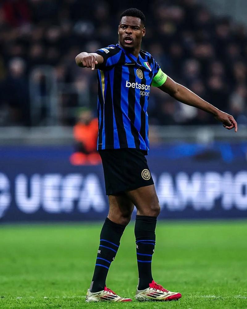 英媒：萨拉赫不打算道歉并有离队计划，本周末英超他不会出场（英媒称萨拉赫无意道歉且有离队打算，本周末英超将缺席）