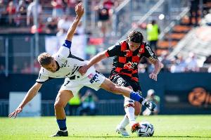 足球西甲豪门签下才华中场，合约长达七年（西甲豪门敲定天赋中场，签下七年长约）