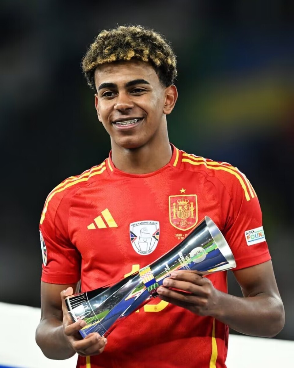 卡拉格：维拉要想夺冠，罗杰斯得拿出英超赛季最佳球员的表现（卡拉格：若维拉要冲冠，罗杰斯必须踢出英超赛季MVP级表现）