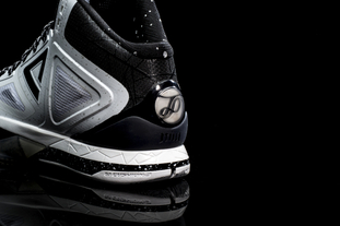 英雄出少年！17岁小胡子凌空抽射：欧冠3连斩创纪录 身价2000万欧（少年成名！17岁小胡子凌空破门，欧冠三连斩创纪录，身价2000万欧）