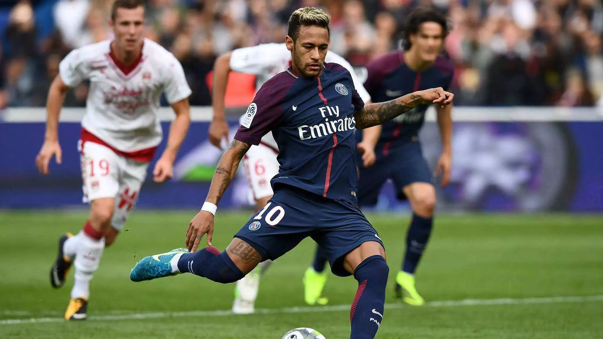 25岁圆神再建功：狂奔压迫 凌空外脚背进空门！16场8球4助（25岁圆神再度发威：狂奔逼抢后外脚背凌空破门，16战8球4助）