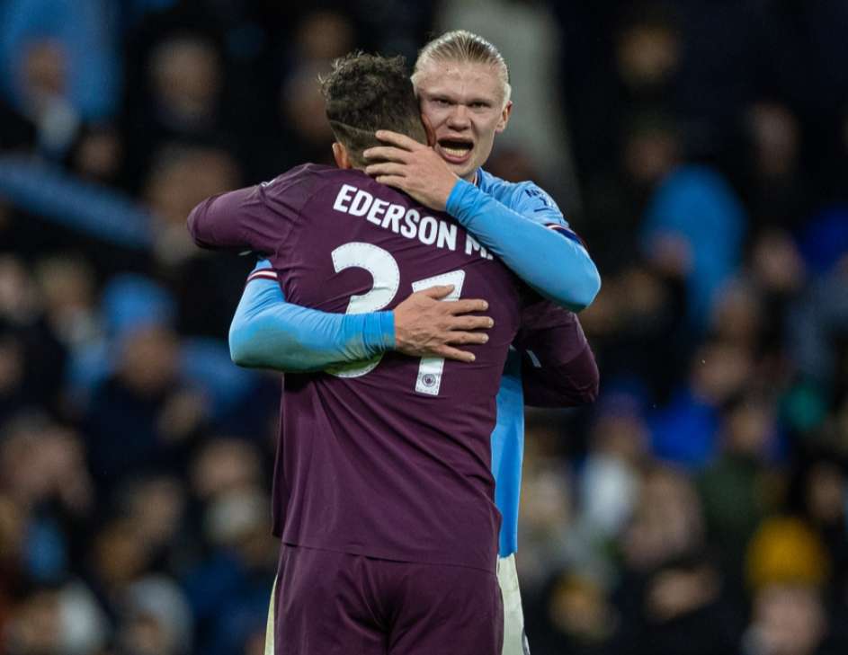 欧冠赛前穆里尼奥与两名昔日弟子重逢，并亲吻了斯内德的光头（欧冠前夜，穆里尼奥与两位旧将重逢，亲吻斯内德光头成看点）