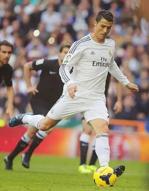 泪目！足协杯冠军奖杯被带回工体，放在已故球迷杨雪的座位旁