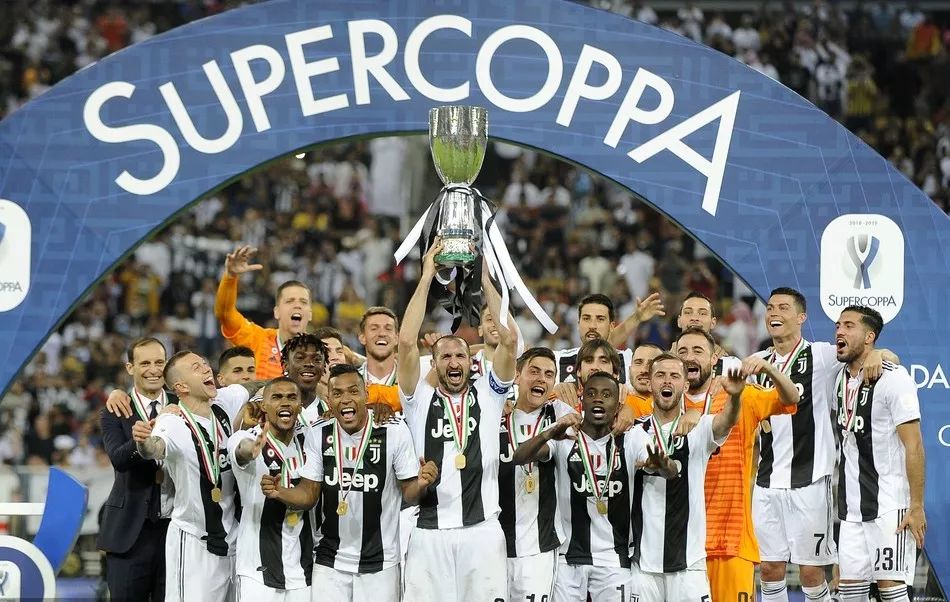 杜普兰蒂斯、特博戈两名巴黎奥运会金牌得主为摩纳哥vs巴黎开球（两位巴黎奥运金牌得主杜普兰蒂斯与特博戈为摩纳哥对阵巴黎比赛开球）